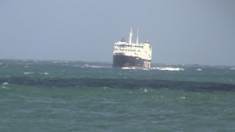 TRASPORTI MARITTIMI A SINGHIOZZO: ALISCAFI FERMI, POCHISSIMI I TRAGHETTI IN PARTENZA