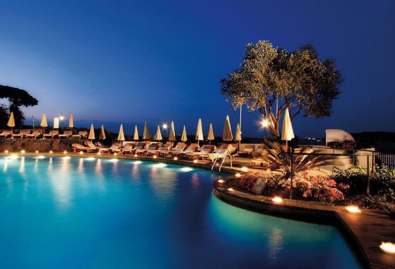 PAURA AD ISCHIA DURANTE UNA FESTA: CEDE UNA BALAUSTRA, GIOVANE  IN GRAVI CONDIZIONI