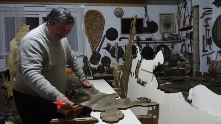 ISCHIA, SULLA BALCONATA DEL COMUNE IL PRESEPE DI ANTONIO CUTANEO