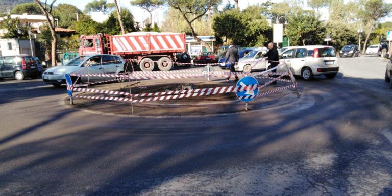 ISCHIA, RIMOSSA L’AIUOLA A PIAZZA DEGLI EROI: IN ALLESTIMENTO L’ALBERO
