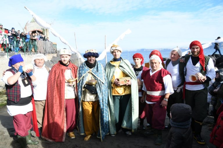 I RE MAGI SBARCANO AD ISCHIA PONTE GUARDA LE FOTO
