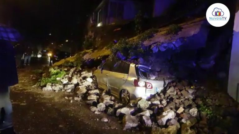 CASAMICCIOLA TERME CROLLA MURO SU AUTO.