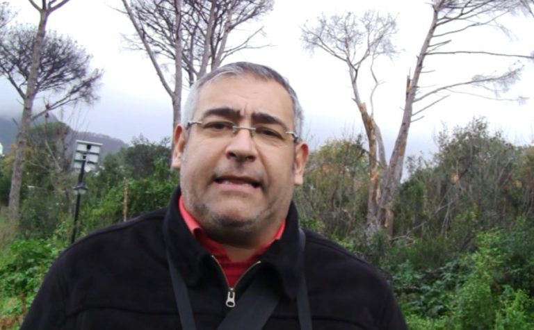 ALLERTA METEO, QUANDO SULL’ISOLA D’ISCHIA LE RAFFICHE DI VENTO FANNO PIU’ PAURA RISPETTO AD ALTRE LOCALITA’ PER LA PRESENZA DÌ PINI MALATI, SECCHI E A POTENZIALE RISCHIO CROLLO.