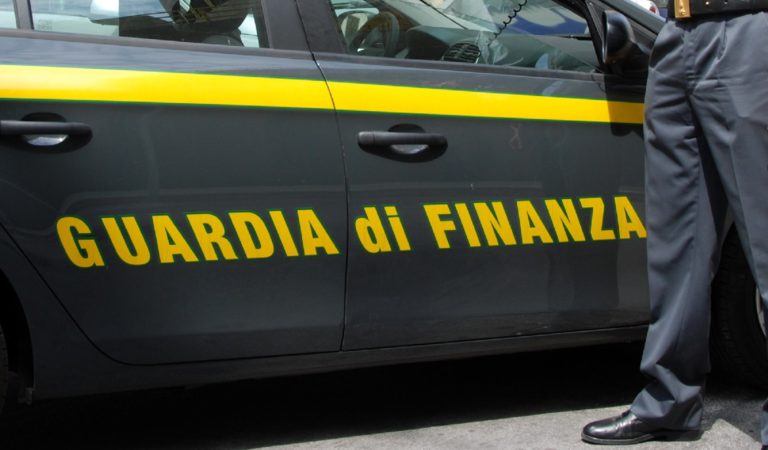 ISCHIA, LA GUARDIA DI FINANZA SEQUESTRA 80MILA EURO E 21 GRAMMI DI HASHISH E MARIJUANA