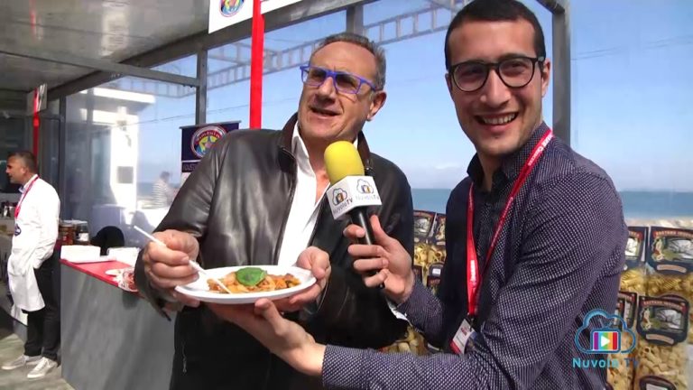 GINO RIVIECCIO SCHERZA ALL’ EVENTO MARR: “OGNI TANTO TROVIAMO GLI CHEF ANCHE AL RISTORANTE”