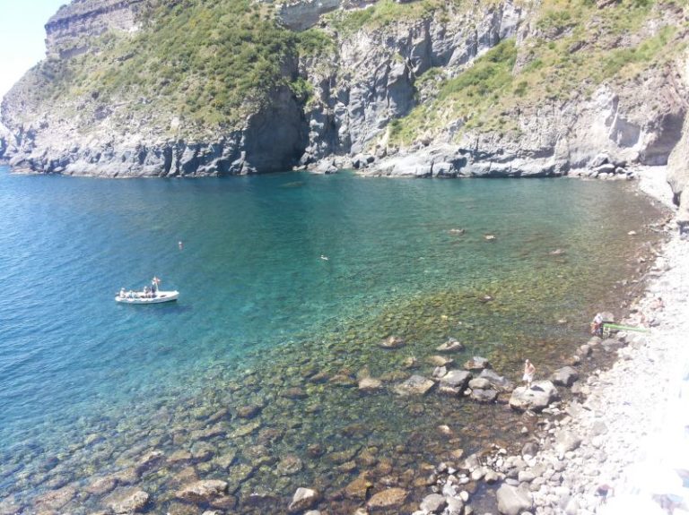 FORIO – “COSTESICURE”, APPROVATO IL PROGETTO DEFINITIVO PER IL CONSOLIDAMENTO DI CAVA DELL’ISOLA E LO SCHEMA DI LAVORI PER I COSTONI DELLA BAIA DI SORGETO