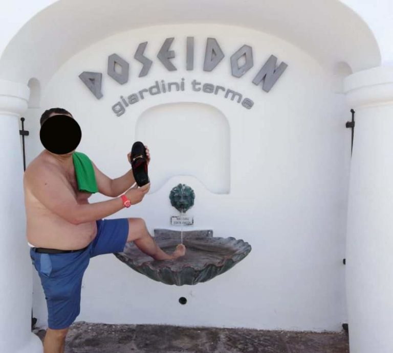 CHE SCHIFO! UOMO USA LA FONTANA DEI POSEIDON PER LAVARSI I PIEDI
