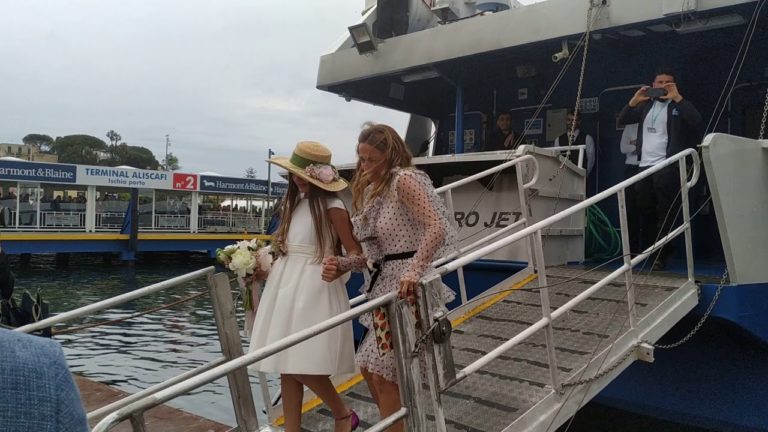 ISCHIA, SCENDE DALL’ALISCAFO E TROVA UN FLASHMOB: “VUOI SPOSARMI?”