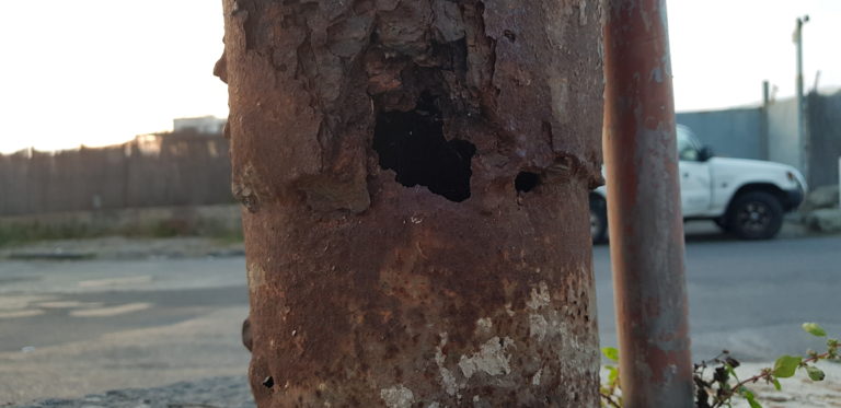 SULLA BORBONICA A FORIO  PALO DELLA PUBBLICA ILLUMINAZIONE PRONTO A CROLLARE