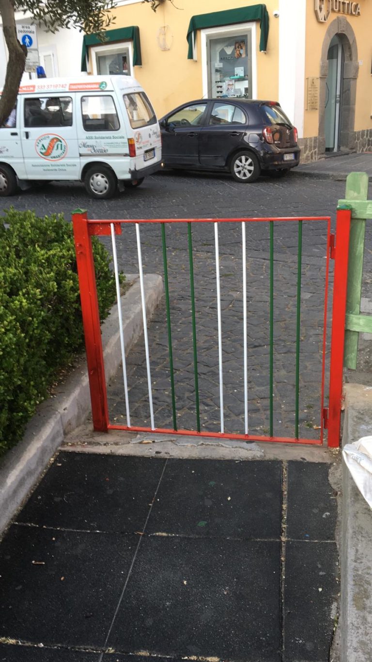 FORIO, IL CANCELLO DEI GIARDINETTI E’ PERICOLOSO!