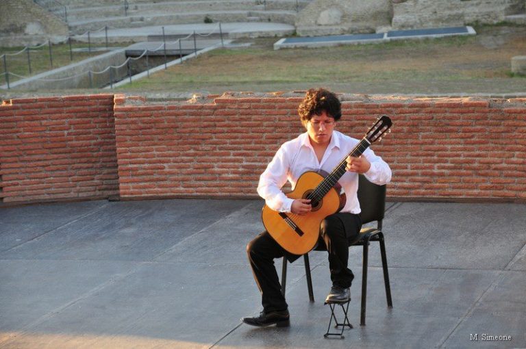 GIARDINI LA MORTELLA: AI CONCERTI DEL WEEK END LA MAGICA CHITARRA DI FRANCESCO SCELZO RENDERA’ OMAGGIO ALLA MUSICA DI WILLIAM WALTON