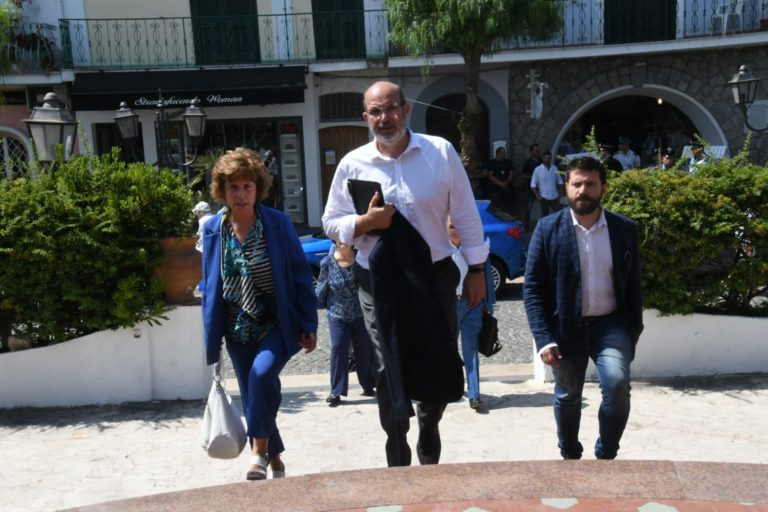 IL SOTTOSEGRETARIO CRIMI A CASAMICCIOLA, LE PRIME FOTO