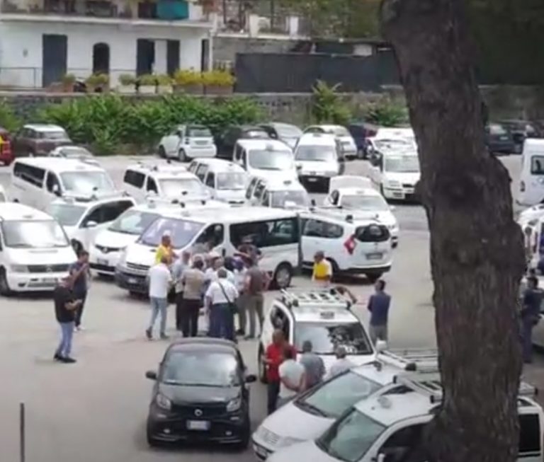 I tassisti del Comune di Ischia in sciopero contro la tariffa predeterminata