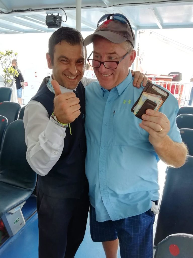 SMARRISCE PORTAFOGLIO CON 500 EURO SULL’ALISCAFO, RESTITUITO DAL PERSONALE DI BORDO