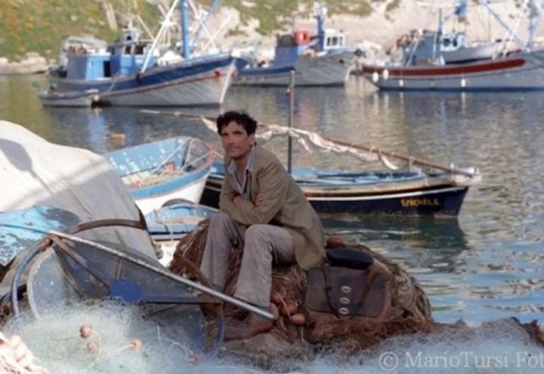 PROCIDA RICORDA MASSIMO TROISI