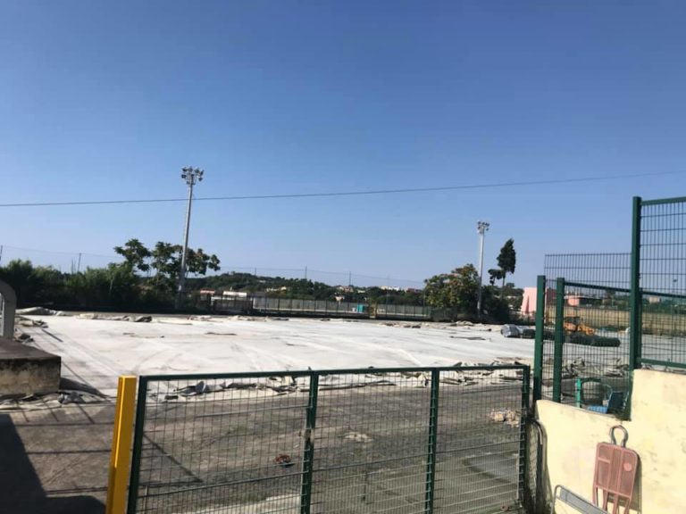 PROCIDA. LAVORI IN CORSO ALLO STADIO “SPINETTI”: SARA’ INSTALLATO UN NUOVO MANTO ERBOSO