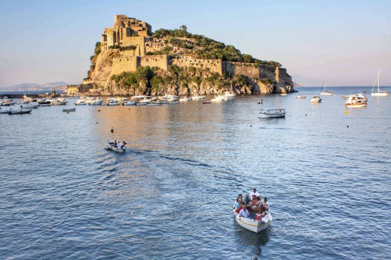 ISCHIA CELEBRA SANT’ANNA: PARTORIENTI IN PROCESSIONE VIA MARE
