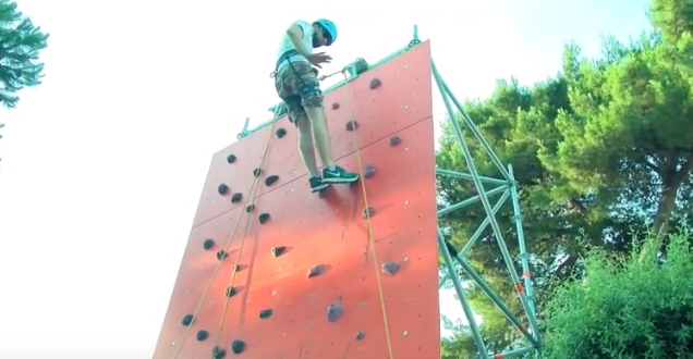 ARRAMPICAI A ISCHIA: IL SUCCESSO DI UNA PARETE ITINERANTE E LA PASSIONE PER L’ARRAMPICATA SPORTIVA
