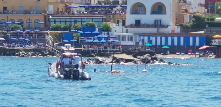 GUARDIA COSTIERA DI ISCHIA: SOCCORSE IN MARE SEI PERSONE DA UN NATANTE SEMI-AFFONDATO. A BORDO ANCHE DUE BAMBINI