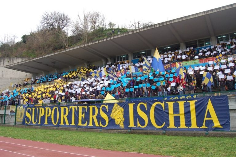 CALCIO – LETTERA DEI TIFOSI ALL’ISCHIA CALCIO: “UN PUNTO VENDITA PER ACQUISTARE MATERIALE GIALLOBLU”