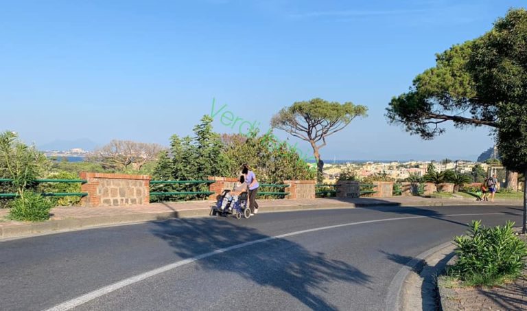 ISCHIA, SIGNORA COSTRETTA A SPINGERE DISABILE SU CARROZZINA IN PIENA CARREGGIATA
