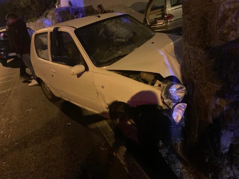 FORIO – DONNA ACCUSA MALORE AL VOLANTE E SI SCHIANTA