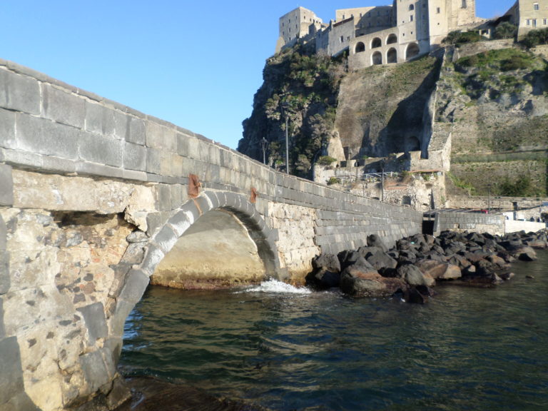 ISCHIA PONTE – L’ANTICO ARCO “LA CORRENTE”: SALVIAMOLO!