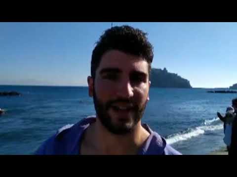 ALLA MANDRA A ISCHIA PONTE, TRADIZIONALE TUFFO A MARE DÌ REIDENTI E TURISTI SULLA SPIAGGIA DEI PESCATORI