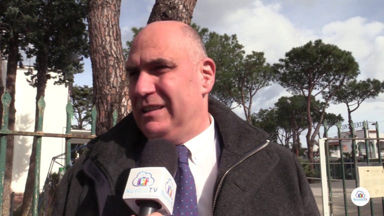 CAMPETTI PLAYGROUND – IL SINDACO STRAPPA L’AVVISO DI INTERDIZIONE AFFISSO DALLA SCUOLA