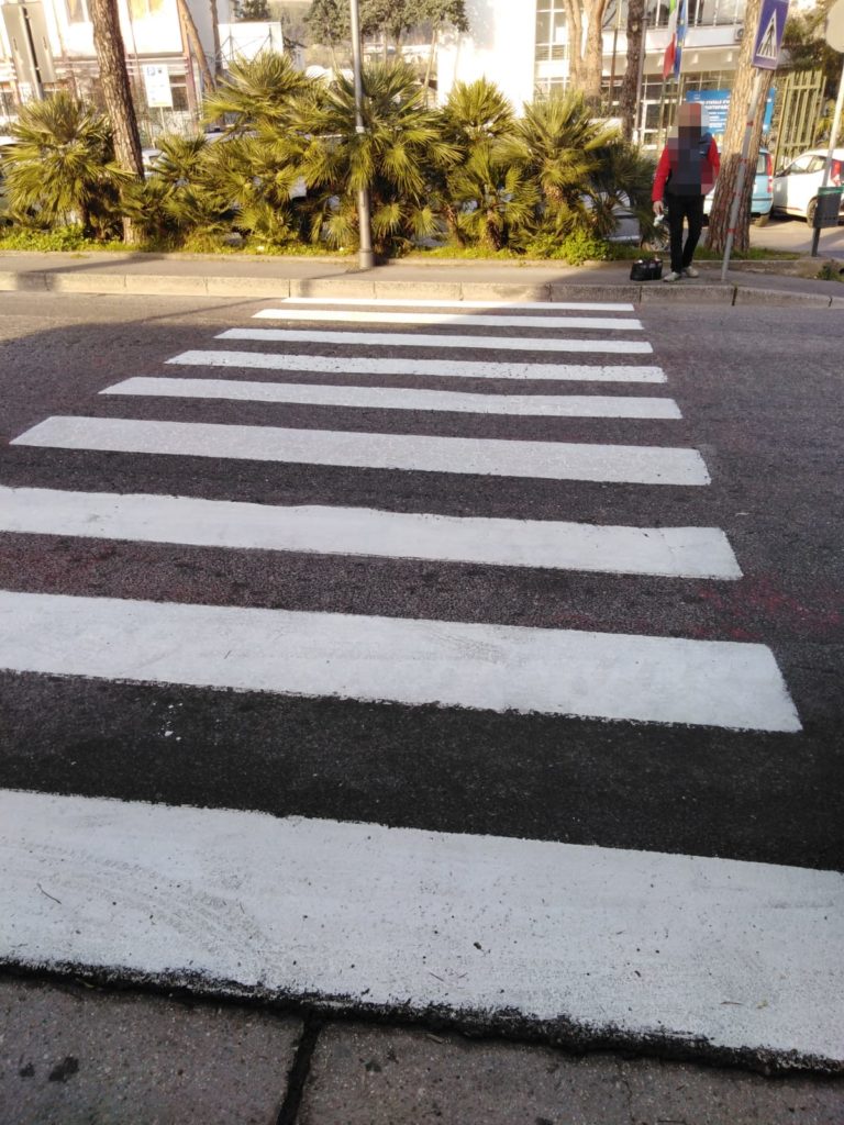 STRISCE PEDONALI SCOLASTICHE IN RIFACIMENTO PRESSO IL COMUNE DI ISCHIA