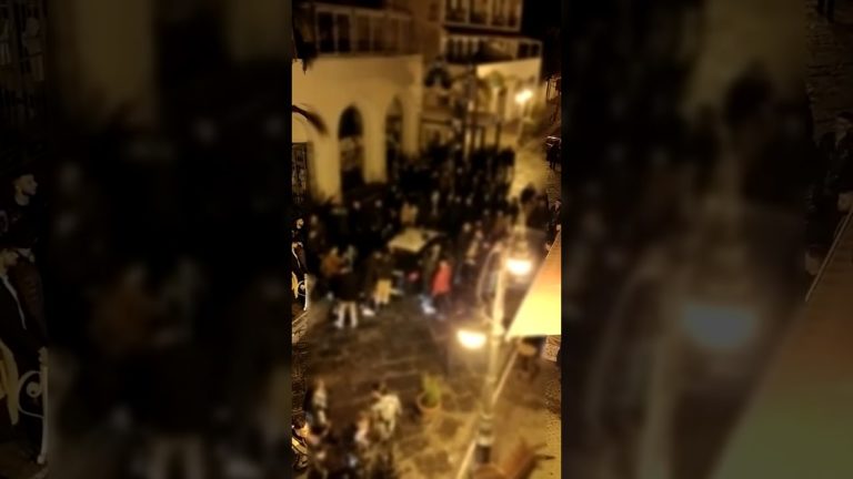ISCHIA – ALL’USCITA DALLA DISCOTECA GIOVANI LITIGANO E DISTURBANO I RESIDENTI