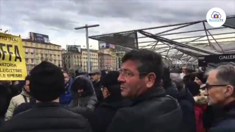 NAPOLI – OLTRE MILLE PERSONE SFILANO PER IL DIRITTO ALLA CASA