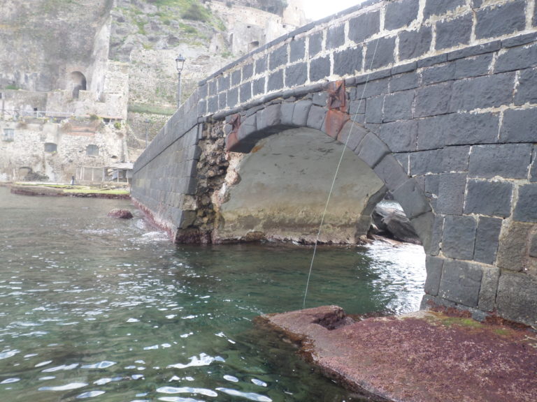 PONTILE ARAGONESE: QUANTO POCO SICURO E’ L’ANTICO ARCO “LA CORRENTE”?