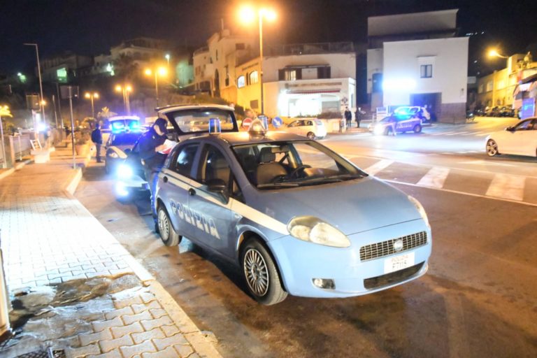 CONTROLLI NEL WEEKEND – LA POLIZIA RITIRA CINQUE PATENTI, ARRESTATO UN 27ENNE PER SPACCIO