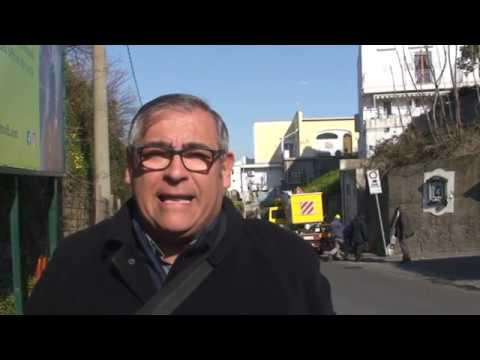 ISCHIA, GRAZIE AL PCIM L RIMOSSO PALO DELLA LUCE BUCATO ALLA BASE E A RISCHIO CROLLO