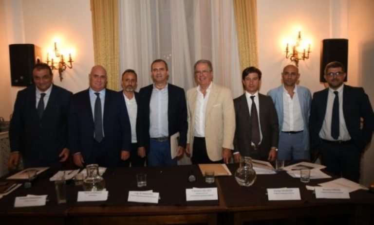 I SINDACI SCRIVONO A DE LUCA E AL PREFETTO: INTERVENTI CONCRETI PER GESTIRE L’EMERGENZA SULL’ISOLA