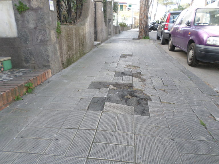 ISCHIA – VIA ANTONIO SOGLIUZZO: BUCHE E MARCIAPIEDI ROTTI