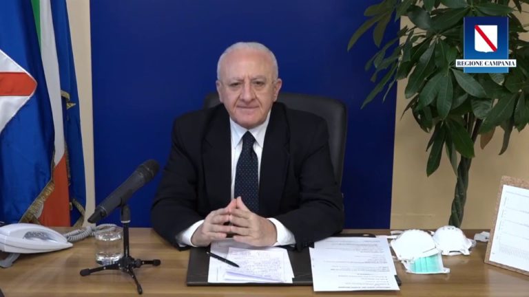 DE LUCA E LA BATTUTA SUI “PORTASECCIA”: “NESSUN COLLASSO IN CAMPANIA, PICCO NELLA PRIMA SETTIMANA DI APRILE”