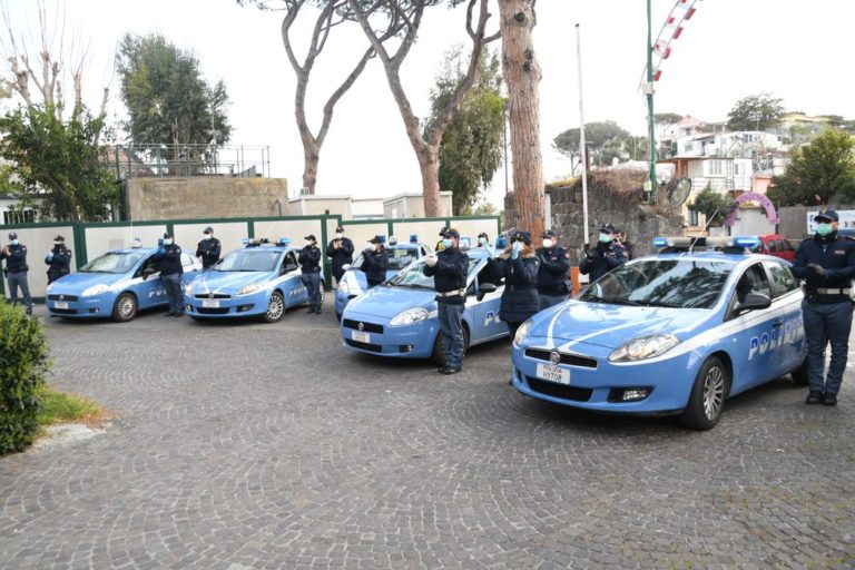 IL VIDEO – LA POLIZIA DI STATO DI ISCHIA OMAGGIA I SANITARI DELL’OSPEDALE “RIZZOLI”