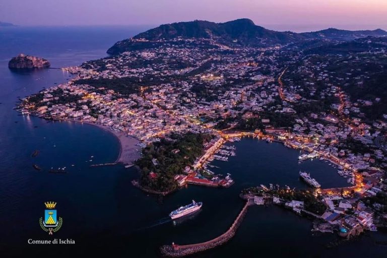 ISCHIA, L’ANNUNCIO DI ENZO FERRANDINO: “PORTI CHIUSI E MASCHERINE OBBLIGATORIE”