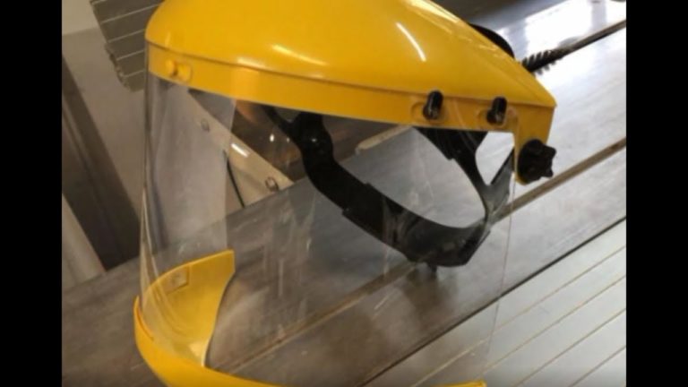 LA DITTA PROFILSTUDIO DONA SESSANTA VISIERE PROTETTIVE AGLI OPERATORI SANITARI DELL’OSPEDALE “RIZZOLI” DI LACCO AMENO