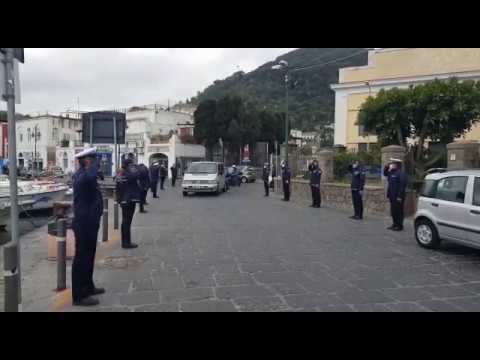 OGGI L’ULTIMO SALUTO A RICCARDO D’AMBRA: L’OMAGGIO DELLA POLIZIA LOCALE E IL SALUTO ALLA SUA ISCHIA