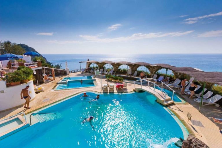 NUOVA ORDINANZA DELLA REGIONE: CAOS SULLE PISCINE TERMALI, RIAPRONO PALESTRE E SERVIZI NON ALBERGHIERI