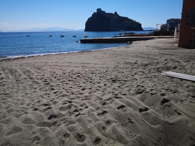 ENZO FERRANDINO SMENTISCE LA FAKE NEWS SULLE SPIAGGE LIBERE A PAGAMENTO