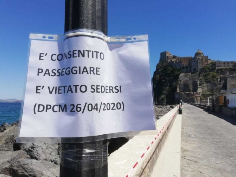 “CONSENTITO PASSEGGIARE, VIETATO SEDERSI”, SPUNTA IL CARTELLO SUL PONTILE ARAGONESE
