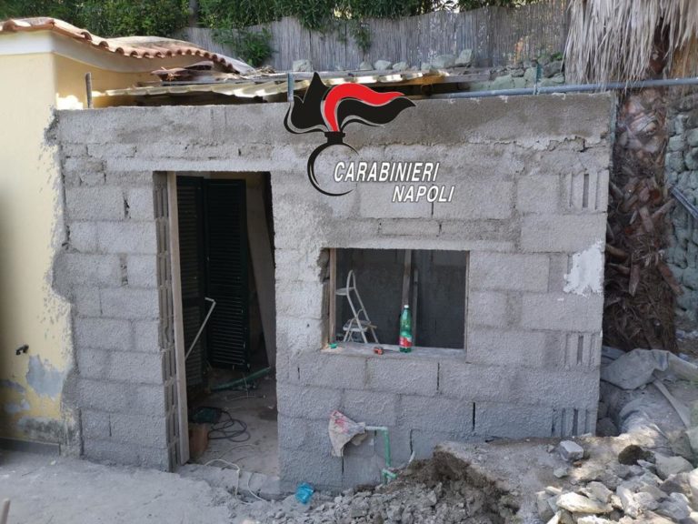 ABUSIVISMO EDILIZIO A FORIO. I CARABINIERI DENUNCIANO UN UOMO