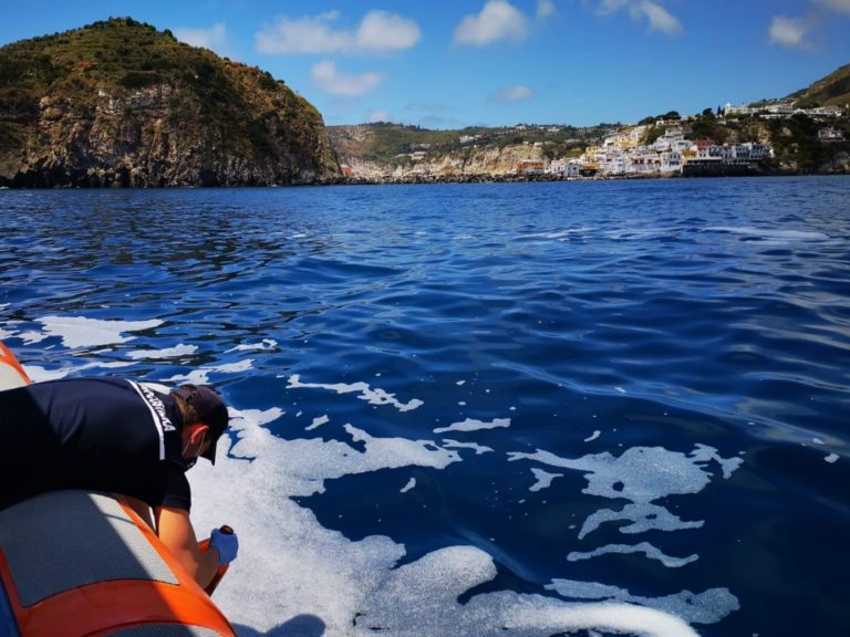 SCHIUMA A S.ANGELO, CONTROLLI GUARDIA COSTIERA E AREA MARINA: PROBABILE FENOMENO NATURALE