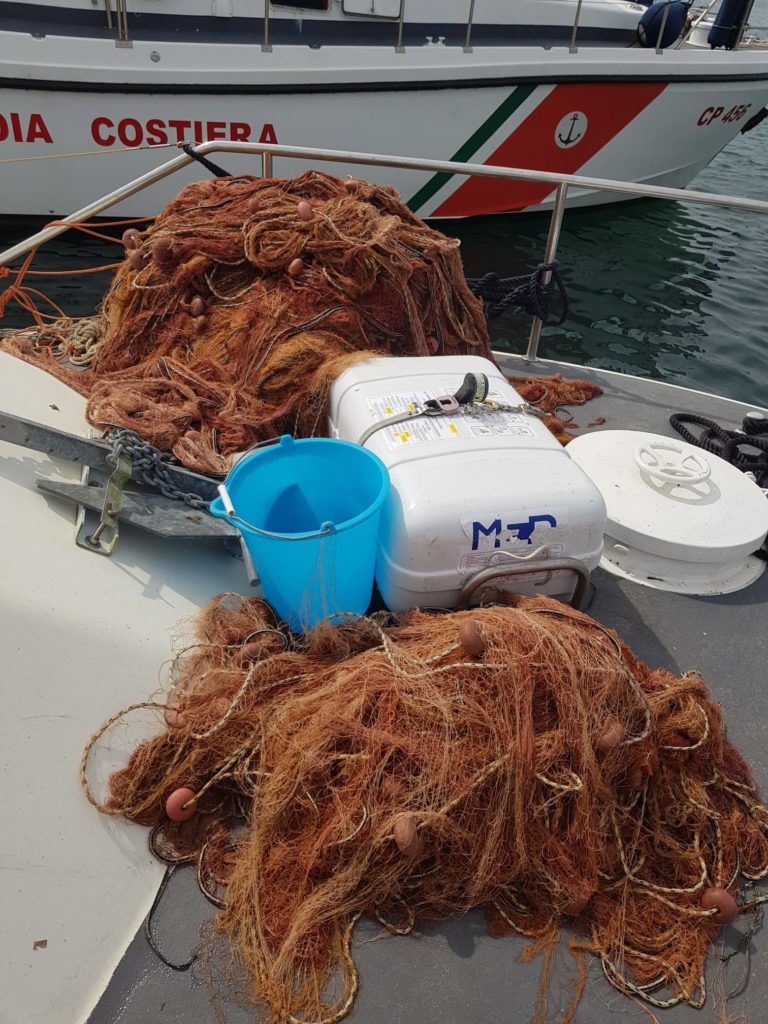 PESCA VIETATA IN AREA MARINA PROTETTA: LA GUARDIA COSTIERA ISCHIA SEQUESTRA UNA RETE DA PESCA DI 700 METRI