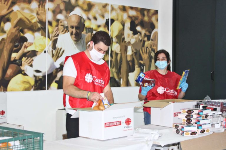 LA CARITAS DI ISCHIA RICEVE 500 SPESE SOLIDALI E 1000 MASCHERINE DA AMARISCHIA E DECO’ ISCHIA