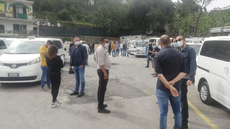 I TASSISTI SCENDONO IN PIAZZA E CONSEGNANO LE CHIAVI DELLE AUTO AL SINDACO DI ISCHIA